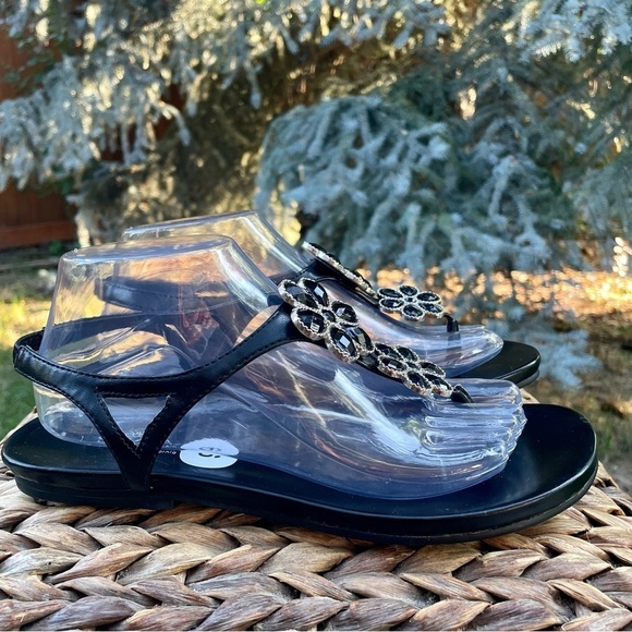 NEW Beautiful Daisy Flower Black Stone T-Strap Thong Toe Sandals. Women size 9 - Picture 3 of 7